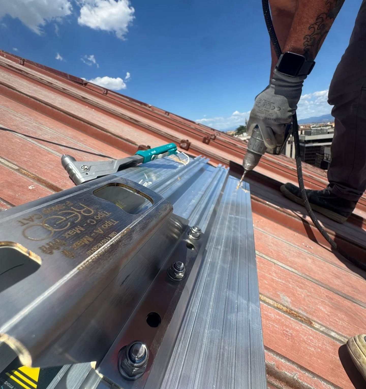 Installazione di dispositivi anticaduta REGO: sicurezza in quota certificata